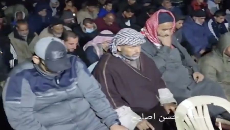 suasana warga melaksanakan salat Tarawih di dalam reruntuhan Masjid Al-Farouq di kota Rafah, Jalur Gaza bagian selatan. (Media Sosial X @GlobeEyeNews)
