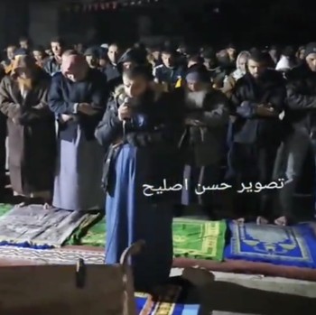 Potret Warga Gaza Salat Tarawih di Reruntuhan Masjid Al-Farouq, Rafah