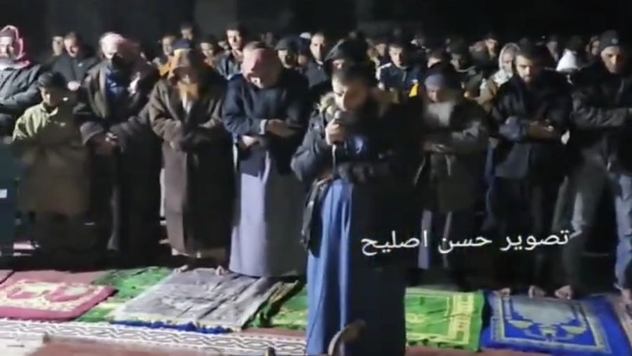 suasana warga melaksanakan salat Tarawih di dalam reruntuhan Masjid Al-Farouq di kota Rafah, Jalur Gaza bagian selatan. (Media Sosial X @GlobeEyeNews)