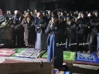 Potret Warga Gaza Salat Tarawih di Reruntuhan Masjid Al-Farouq, Rafah