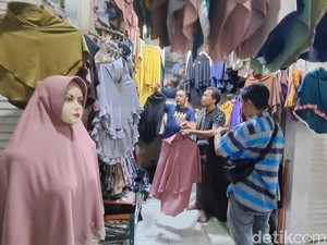 Berawal Jualan Keliling, Yuni Kini Punya Toko Hijab Walau Masih Bekerja
