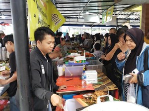 Hari Pertama Puasa, Pasar Takjil Benhil Ramai Didatangi Pemburu Takjil