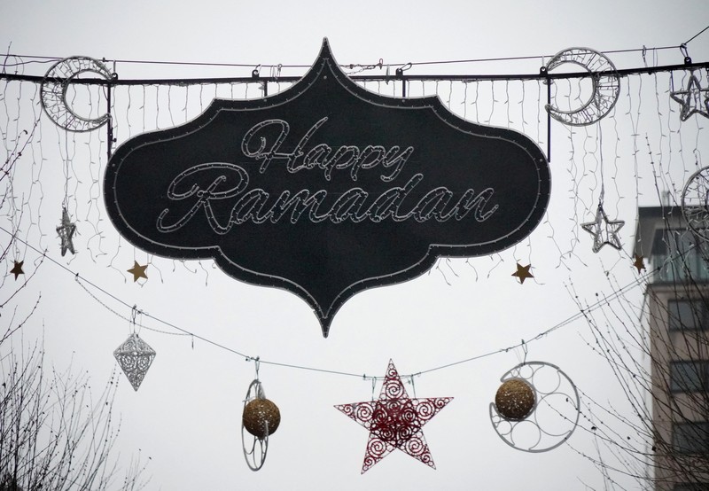 Pemasangan umbul-umbul ramadhan di Jerman. (REUTERS/Timm Reichert) Pemasangan umbul-umbul ramadhan di Jerman. (REUTERS/Timm Reichert)