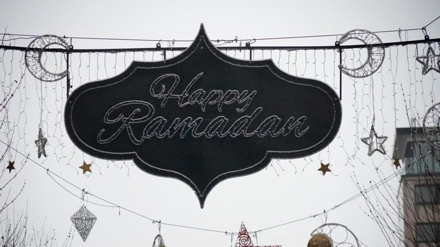 Pemasangan umbul-umbul ramadhan di Jerman. (REUTERS/Timm Reichert)