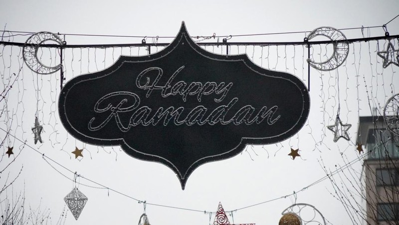 Pemasangan umbul-umbul ramadhan di Jerman. (REUTERS/Timm Reichert)