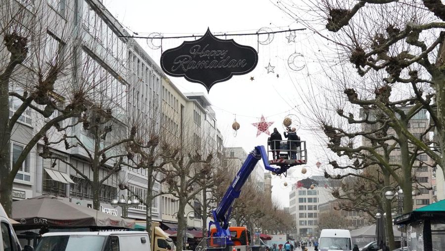 Pemasangan umbul-umbul ramadhan di Jerman. (REUTERS/Timm Reichert)