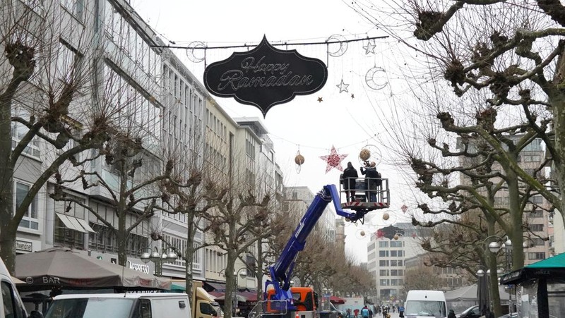 Pemasangan umbul-umbul ramadhan di Jerman. (REUTERS/Timm Reichert)