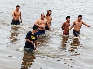 Bak Film Laga, Penangkapan Pelaku Pengeroyokan Ini Diwarnai Aksi Cebur Laut