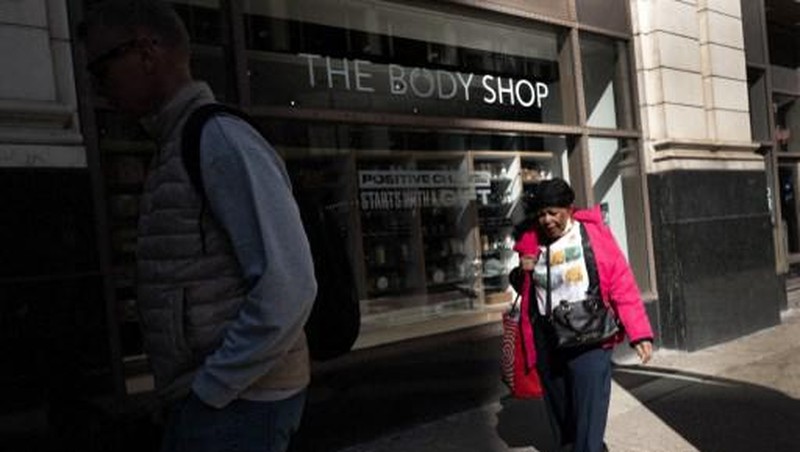 Perusahaan kosmetika ternama di dunia, The Body Shop bangkrut dan menutup ratusan tokonya d Amerika Serikat dan Kanada. Operasional perusahaan tertekan inflasi. (Getty Images via AFP/SCOTT OLSON)