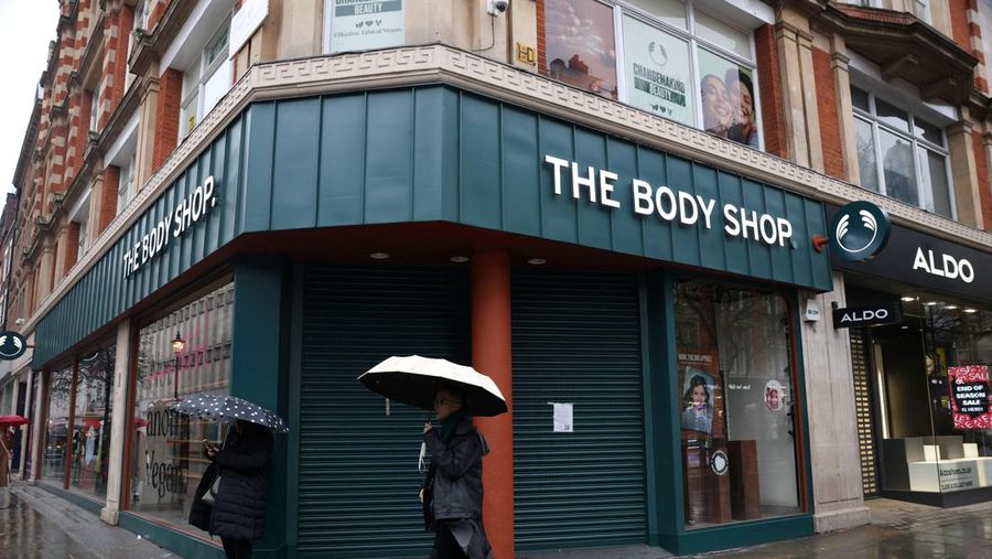 Perusahaan kosmetika ternama di dunia, The Body Shop bangkrut dan menutup ratusan tokonya d Amerika Serikat dan Kanada. Operasional perusahaan tertekan inflasi. (REUTERS/Hollie Adams)