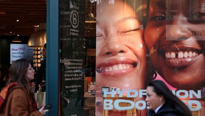 Perusahaan kosmetika ternama di dunia, The Body Shop bangkrut dan menutup ratusan tokonya d Amerika Serikat dan Kanada. Operasional perusahaan tertekan inflasi. (Getty Images via AFP/SCOTT OLSON)