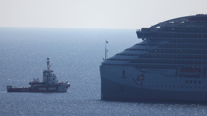 Sebuah kapal milik kelompok bantuan Spanyol Open Arms yang membawa 200 ton bantuan makanan terlihat berlabuh di kota pelabuhan Larnaca, Siprus, Senin (12/3). (REUTERS/Yiannis Kourtoglou)