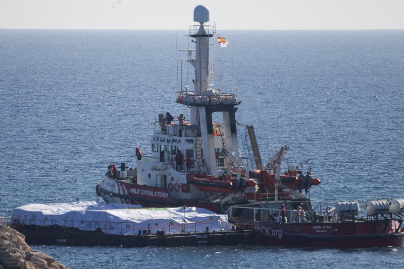 Sebuah kapal milik kelompok bantuan Spanyol Open Arms yang membawa 200 ton bantuan makanan terlihat berlabuh di kota pelabuhan Larnaca, Siprus, Senin (12/3). (REUTERS/Yiannis Kourtoglou)