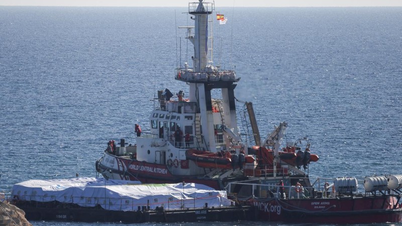 Sebuah kapal milik kelompok bantuan Spanyol Open Arms yang membawa 200 ton bantuan makanan terlihat berlabuh di kota pelabuhan Larnaca, Siprus, Senin (12/3). (REUTERS/Yiannis Kourtoglou)