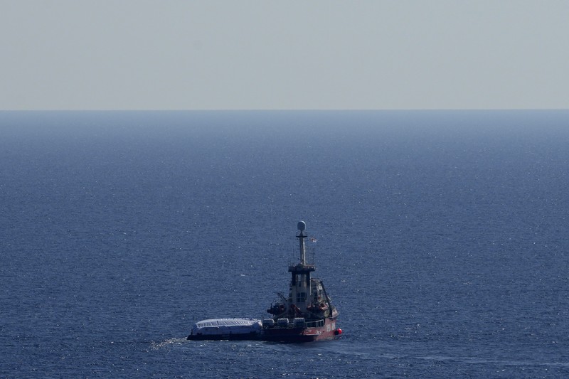 Sebuah kapal milik kelompok bantuan Spanyol Open Arms yang membawa 200 ton bantuan makanan terlihat berlabuh di kota pelabuhan Larnaca, Siprus, Senin (12/3). (REUTERS/Yiannis Kourtoglou)