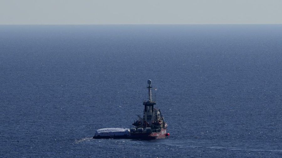 Sebuah kapal milik kelompok bantuan Spanyol Open Arms yang membawa 200 ton bantuan makanan terlihat berlabuh di kota pelabuhan Larnaca, Siprus, Senin (12/3). (REUTERS/Yiannis Kourtoglou)