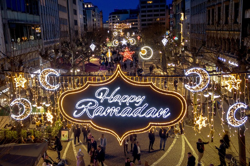 Pemasangan umbul-umbul ramadhan di Jerman. (REUTERS/Timm Reichert) Pemasangan umbul-umbul ramadhan di Jerman. (REUTERS/Timm Reichert)