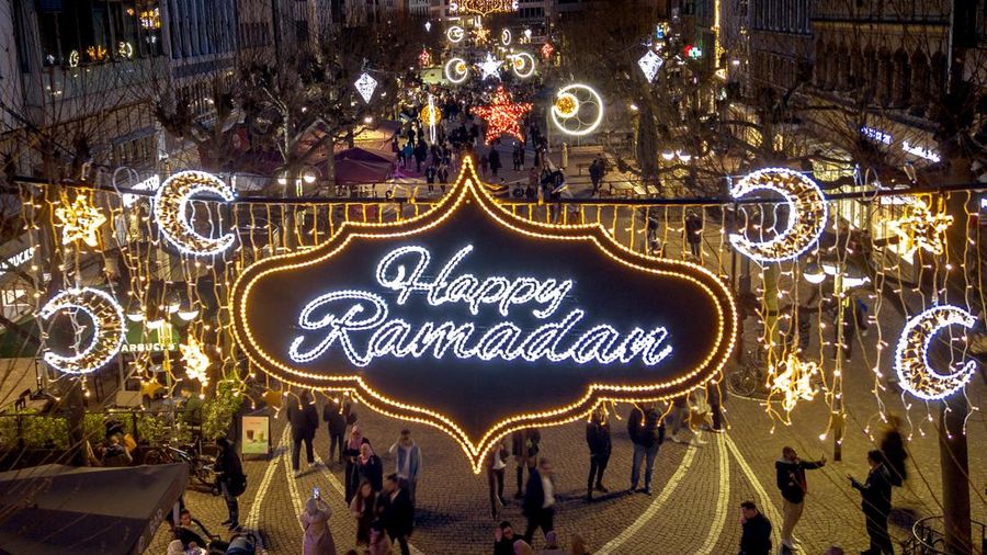 Pemasangan umbul-umbul ramadhan di Jerman. (REUTERS/Timm Reichert)