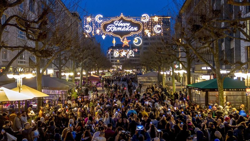 Pemasangan umbul-umbul ramadhan di Jerman. (REUTERS/Timm Reichert)