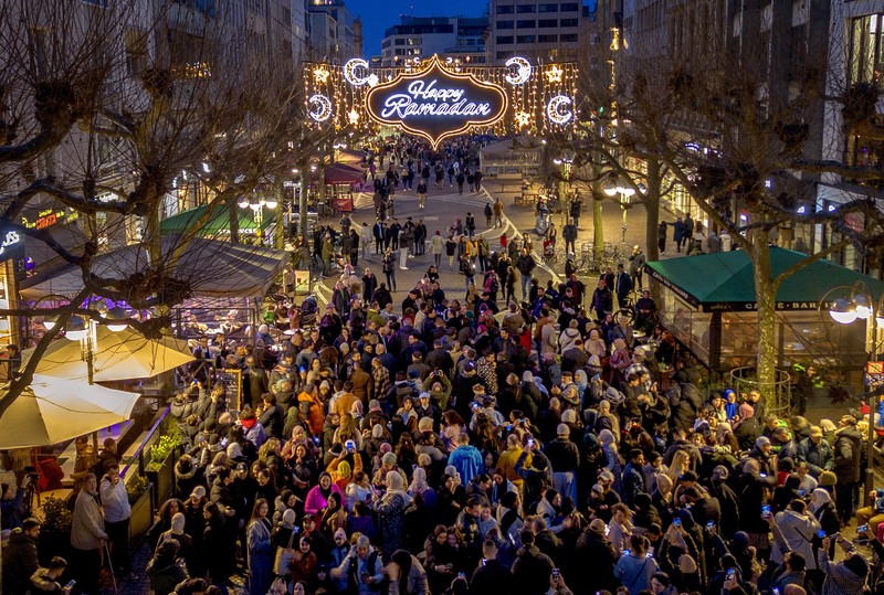 Pemasangan umbul-umbul ramadhan di Jerman. (REUTERS/Timm Reichert)