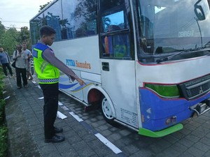 Tabrak Anjing Saat Menyalip, Pemotor Tewas Dilindas Bus di Jembrana