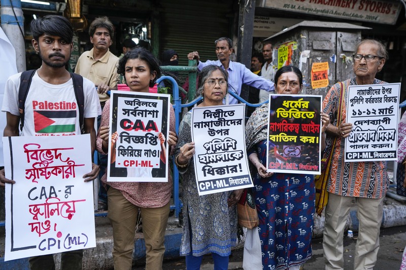 Seluruh anggota Serikat Mahasiswa Assam (AASU) melakukan prosesi obor untuk memprotes Undang-Undang Amandemen Kewarganegaraan (CAA) di Guwahati, India, Selasa, 12 Maret 2024. Seluruh anggota Serikat Mahasiswa Assam (AASU) melakukan prosesi obor untuk memprotes Undang-Undang Amandemen Kewarganegaraan (CAA) di Guwahati, India, Selasa, 12 Maret 2024. (AP Photo/Anupam Nath)