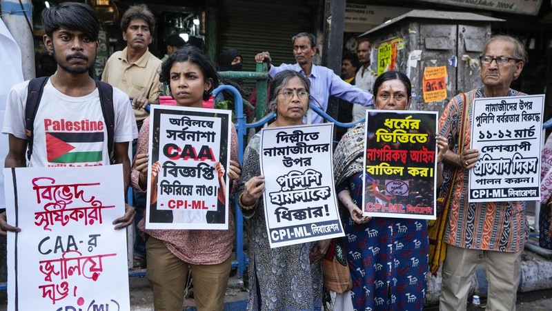 Seluruh anggota Serikat Mahasiswa Assam (AASU) melakukan prosesi obor untuk memprotes Undang-Undang Amandemen Kewarganegaraan (CAA) di Guwahati, India, Selasa, 12 Maret 2024. (AP Photo/Anupam Nath)