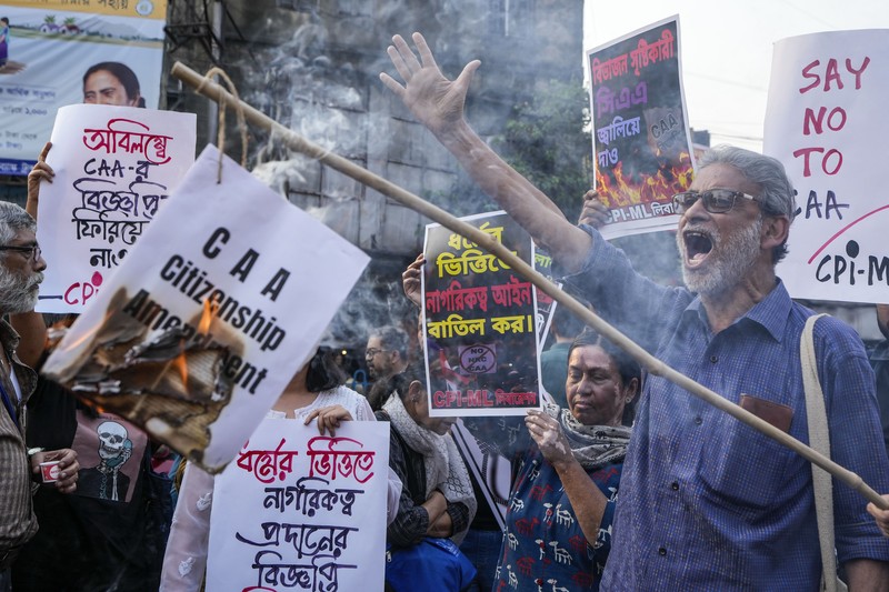 Seluruh anggota Serikat Mahasiswa Assam (AASU) melakukan prosesi obor untuk memprotes Undang-Undang Amandemen Kewarganegaraan (CAA) di Guwahati, India, Selasa, 12 Maret 2024. (AP Photo/Anupam Nath)