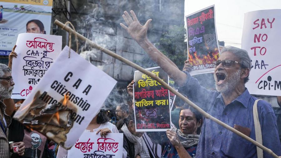 Aktivis dan pendukung Partai Komunis India (Marxis-Leninis) membakar salinan Undang-Undang Amandemen Kewarganegaraan (CAA) saat protes menentang CAA di Kolkata, India, Selasa, 12 Maret 2024. (AP Photo/Bikas Das)