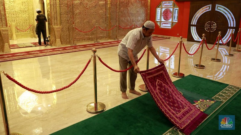 Arsitektur Masjid Tjia Kang Hoo terlihat terang dengan lampu saat malam hari di kawasan Pasar Rebo, Jakarta Timur, Rabu (13/3/2024). (CNBC Indonesia/Muhammad Sabki)