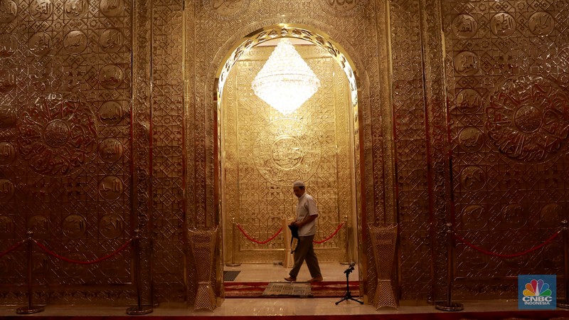 Arsitektur Masjid Tjia Kang Hoo terlihat terang dengan lampu saat malam hari di kawasan Pasar Rebo, Jakarta Timur, Rabu (13/3/2024). (CNBC Indonesia/Muhammad Sabki)