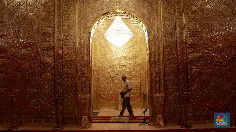 Arsitektur Masjid Tjia Kang Hoo terlihat terang dengan lampu saat malam hari di kawasan Pasar Rebo, Jakarta Timur, Rabu (13/3/2024). (CNBC Indonesia/Muhammad Sabki)