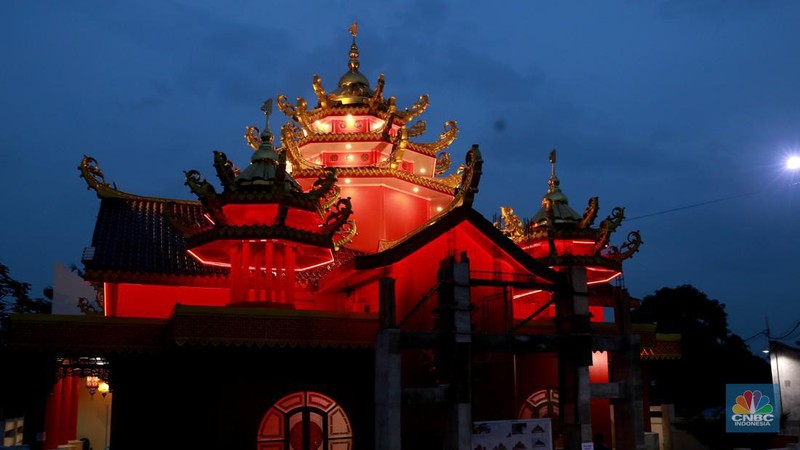 Arsitektur Masjid Tjia Kang Hoo terlihat terang dengan lampu saat malam hari di kawasan Pasar Rebo, Jakarta Timur, Rabu (13/3/2024). (CNBC Indonesia/Muhammad Sabki)