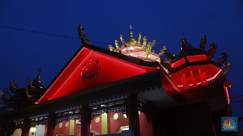 Arsitektur Masjid Tjia Kang Hoo terlihat terang dengan lampu saat malam hari di kawasan Pasar Rebo, Jakarta Timur, Rabu (13/3/2024). Arsitektur Masjid Tjia Kang Hoo terlihat terang dengan lampu saat malam hari di kawasan Pasar Rebo, Jakarta Timur, Rabu (13/3/2024). (CNBC Indonesia/Muhammad Sabki)
