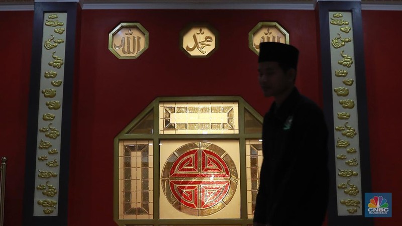 Arsitektur Masjid Tjia Kang Hoo terlihat terang dengan lampu saat malam hari di kawasan Pasar Rebo, Jakarta Timur, Rabu (13/3/2024). (CNBC Indonesia/Muhammad Sabki)