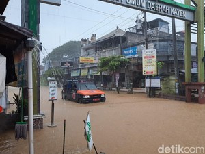 Jalan Menuju RSUD Kayen Pati Banjir, BPBD Turunkan Perahu Evakuasi