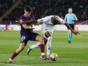 Napoli Yakin Pantas Dapat Penalti Lawan Barcelona, Pertanyakan VAR