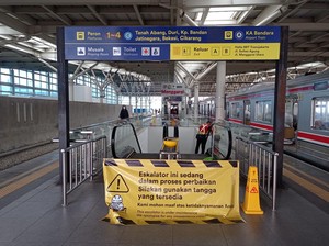 Eskalator Peron 11-12 Stasiun Manggarai Masih Mati, Warga Antre Gunakan Lift