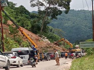 Sempat Lumpuh Akibat Longsor, Jalan Nasional Muara Emat Bisa Dilintasi Lagi