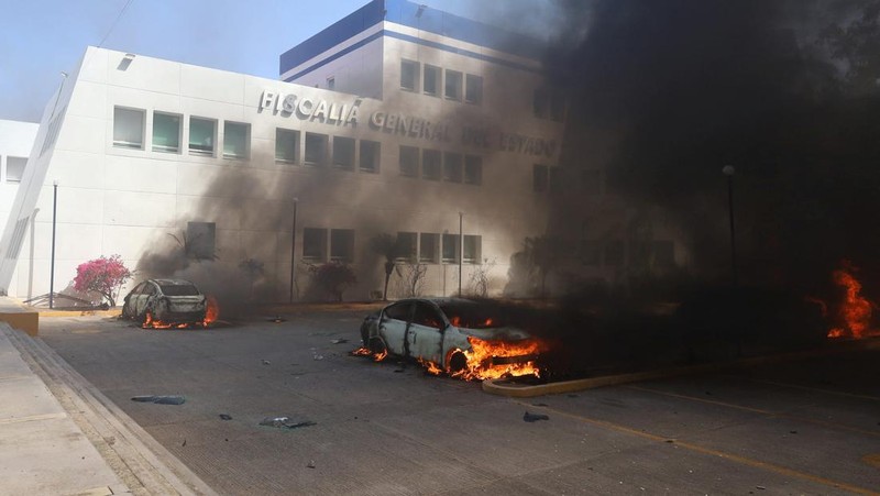 Siswa dari Sekolah Pelatihan Guru Ayotzinapa melakukan protes di luar Kantor Kejaksaan Agung (FGE) di negara bagian Guerrero, setelah Presiden Andres Manuel Lopez Obrador memberi tahu bahwa agen polisi yang diduga membunuh rekan siswa tersebut minggu lalu melarikan diri dari penahanannya, di Chilpancingo, Meksiko Maret 12 Agustus 2024. (REUTERS/Oscar Guerrero)
