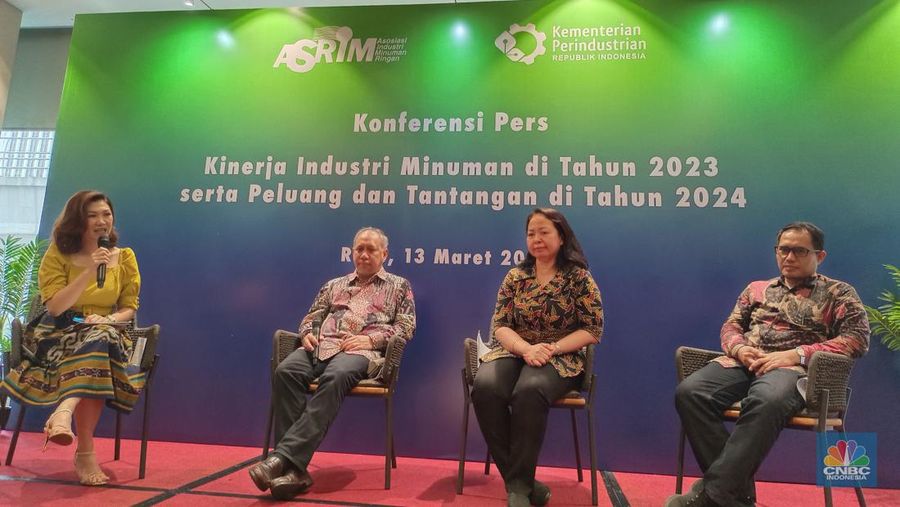 (kiri) Ketua Umum ASRIM Triyono Prijosoesilo, (tengah) Direktur Industri Minuman, Hasil Tembakau dan Bahan Penyegar Kemenperin Merrijantij Punguan Pintarian, (kanan) Direktur Eksekutif CORE Mohammad Faisal. (CNBC Indonesia/Martyasari Rizky)
