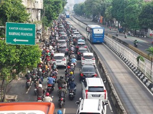 Hari Pertama Kerja Usai Libur Panjang, Lalin Mampang Arah Kuningan Macet
