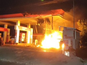 Daihatsu Espass Ludes Terbakar saat Isi BBM di SPBU Kediri, Sopir Kabur