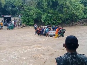 Perjuangan Perempuan Hamil Terobos Banjir di Kupang untuk Melahirkan