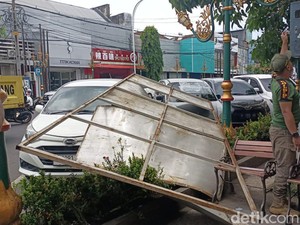 Papan Reklame Jatuh Terhempas Angin Kencang Timpa 2 Mobil di Kota Malang