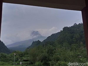Gunung Merapi Keluarkan Awan Panas, Berikut Rekap Laporan Aktivitasnya!