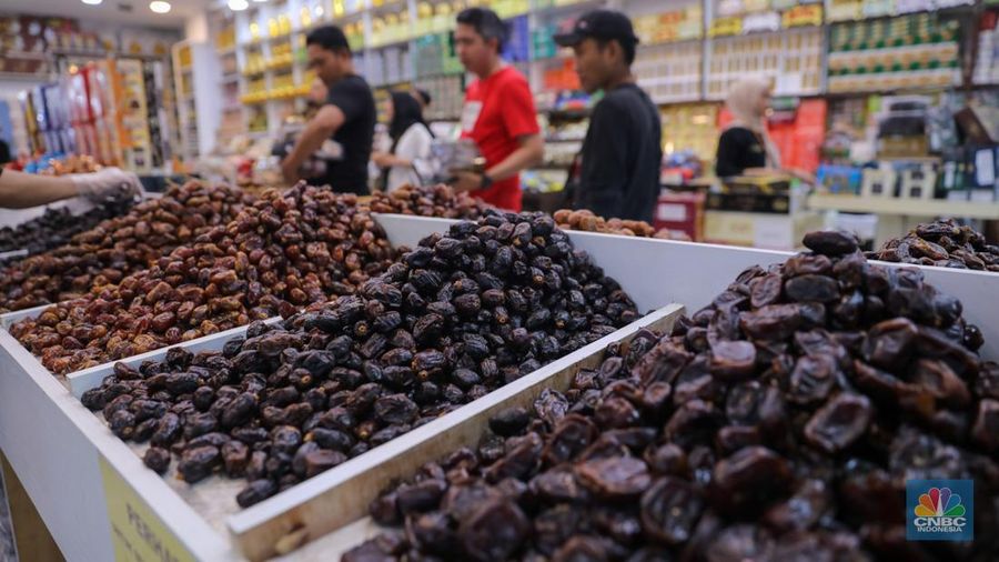 Pembeli memilih buah kurma yang dijual pada salah satu toko di kawasan Pasar Tanah Abang, Jakarta, Rabu (13/3/2024). (վ/Faisal Rahman)