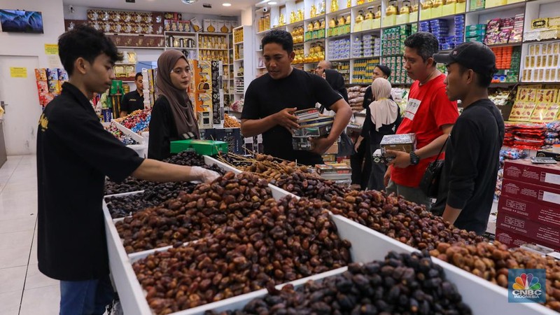 Pembeli memilih buah kurma yang dijual pada salah satu toko di kawasan Pasar Tanah Abang, Jakarta, Rabu (13/3/2024). (CNBC Indonesia/Faisal Rahman)