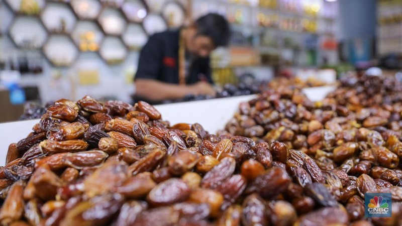 Pembeli memilih buah kurma yang dijual pada salah satu toko di kawasan Pasar Tanah Abang, Jakarta, Rabu (13/3/2024). (CNBC Indonesia/Faisal Rahman)