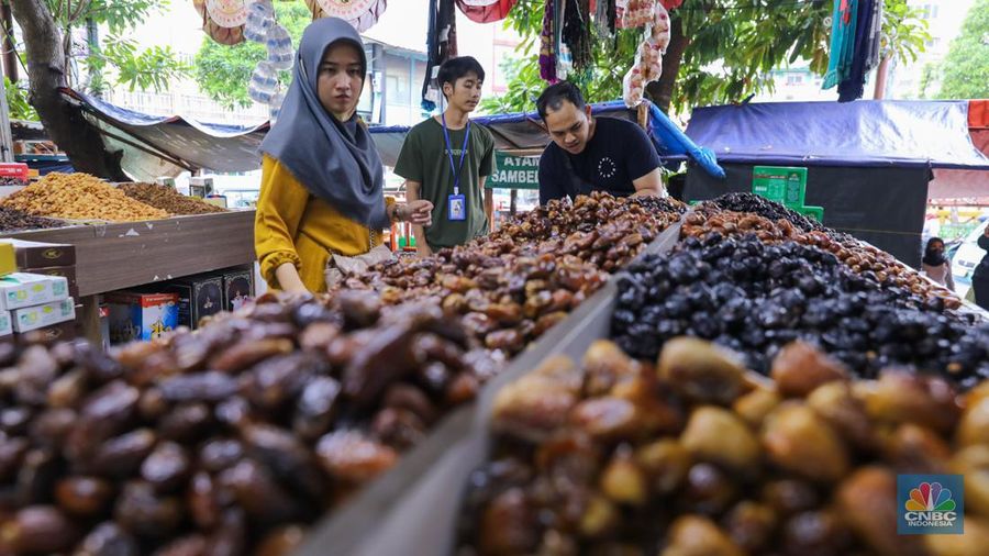 Pembeli memilih buah kurma yang dijual pada salah satu toko di kawasan Pasar Tanah Abang, Jakarta, Rabu (13/3/2024). Pembeli memilih buah kurma yang dijual pada salah satu toko di kawasan Pasar Tanah Abang, Jakarta, Rabu (13/3/2024). (CNBC Indonesia/Faisal Rahman)